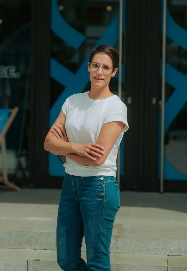 Dr. Corinna Gaster vor der Longevity Praxis
